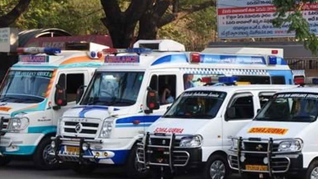ప్రైవేట్‌ అంబులెన్స్‌ డ్రైవర్ల అరాచకం..పోలీసుల జోక్యంతో మృతదేహం తరలింపు