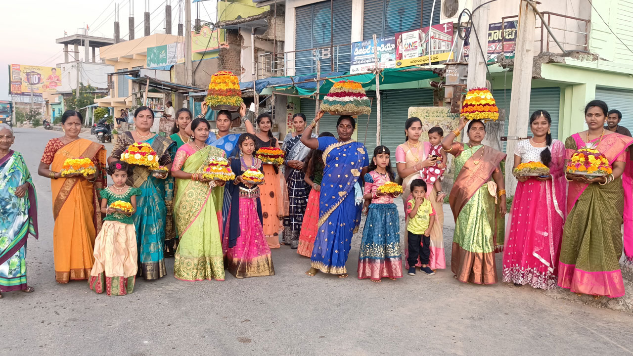 ఘనంగా ఎంగిలి పూల బతుకమ్మ