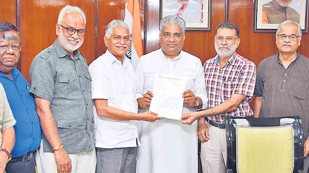 వర్కింగ్‌ జర్నలిస్టుల సమస్యలు పరిష్కరించండి