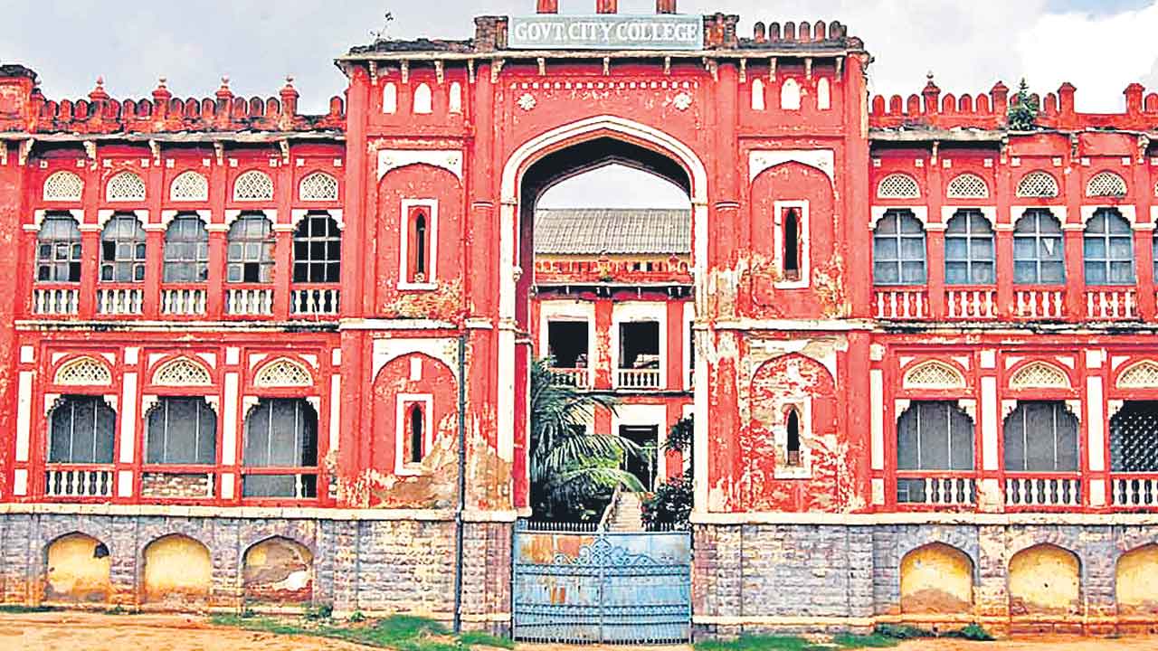 సిటీ కాలేజీ కాల్పులకు.. 70 ఏండ్లు
