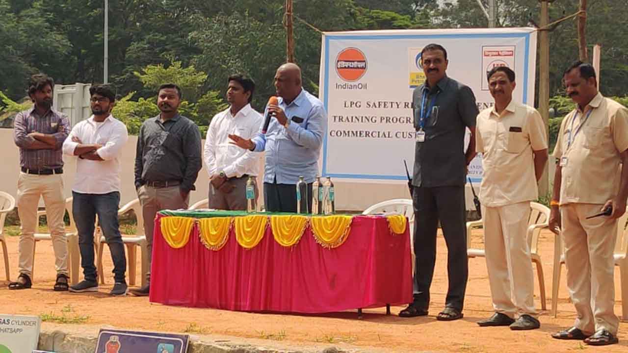 తిరుమలలో అగ్నిప్రమాదాల నివారణపై దుకాణదారులకు అవగాహన