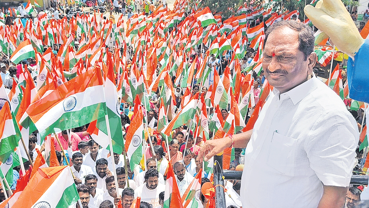 చరిత్రను వక్రీకరించేందుకు కుట్రలు