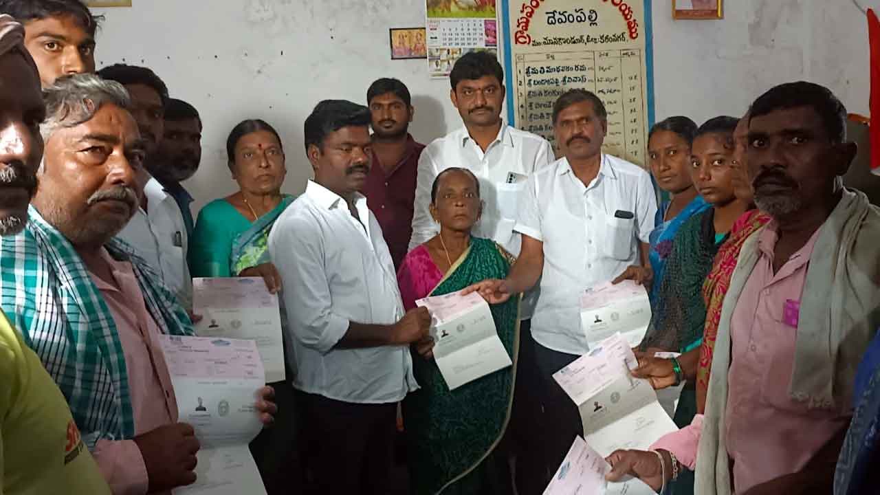 వర్షంలోనూ ఎమ్మెల్యే రసమయి పర్యటన