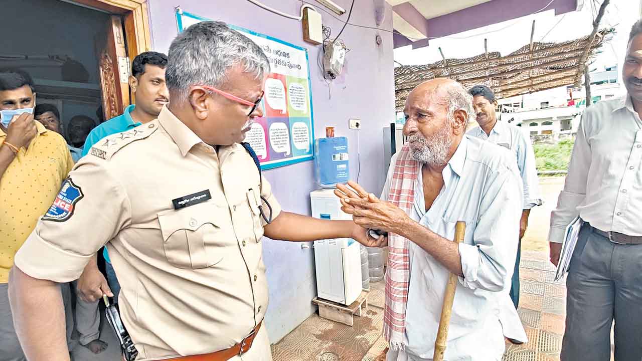 కొడుకు పైసలిస్తలేడు.. ఎట్ల బతకాలె!