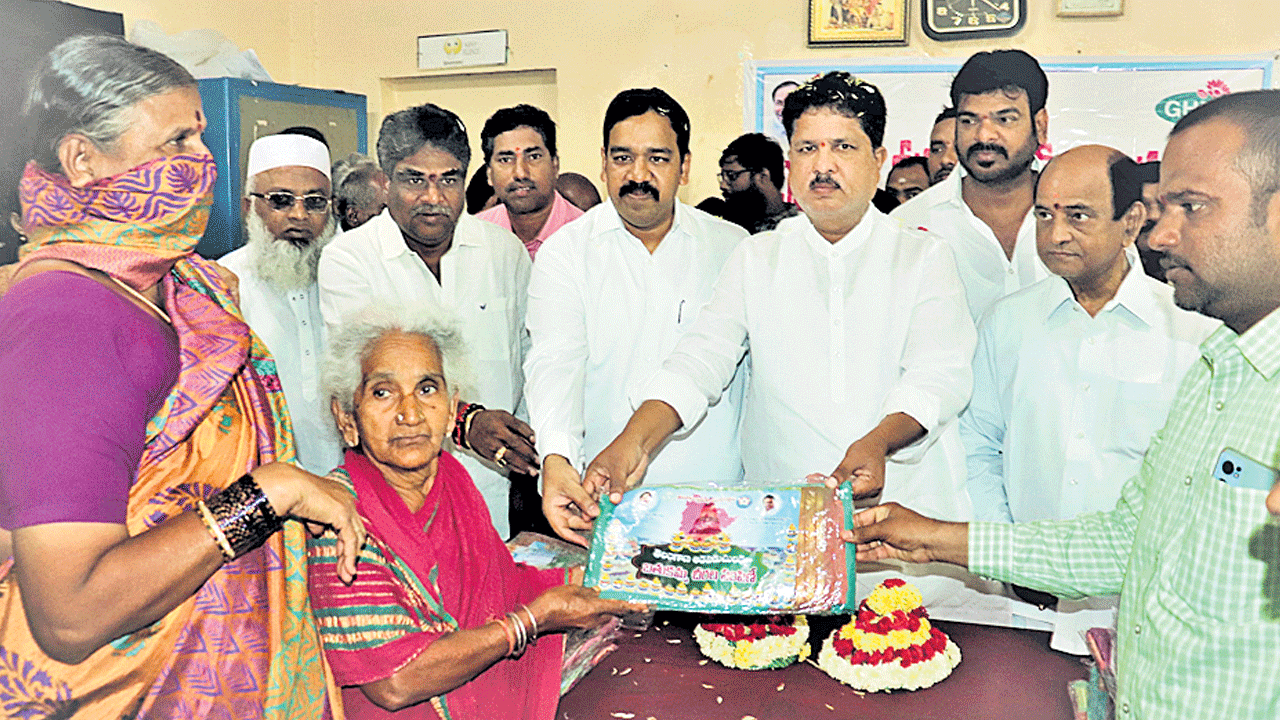 ఆడపడుచులకు బతుకమ్మ కానుకలు