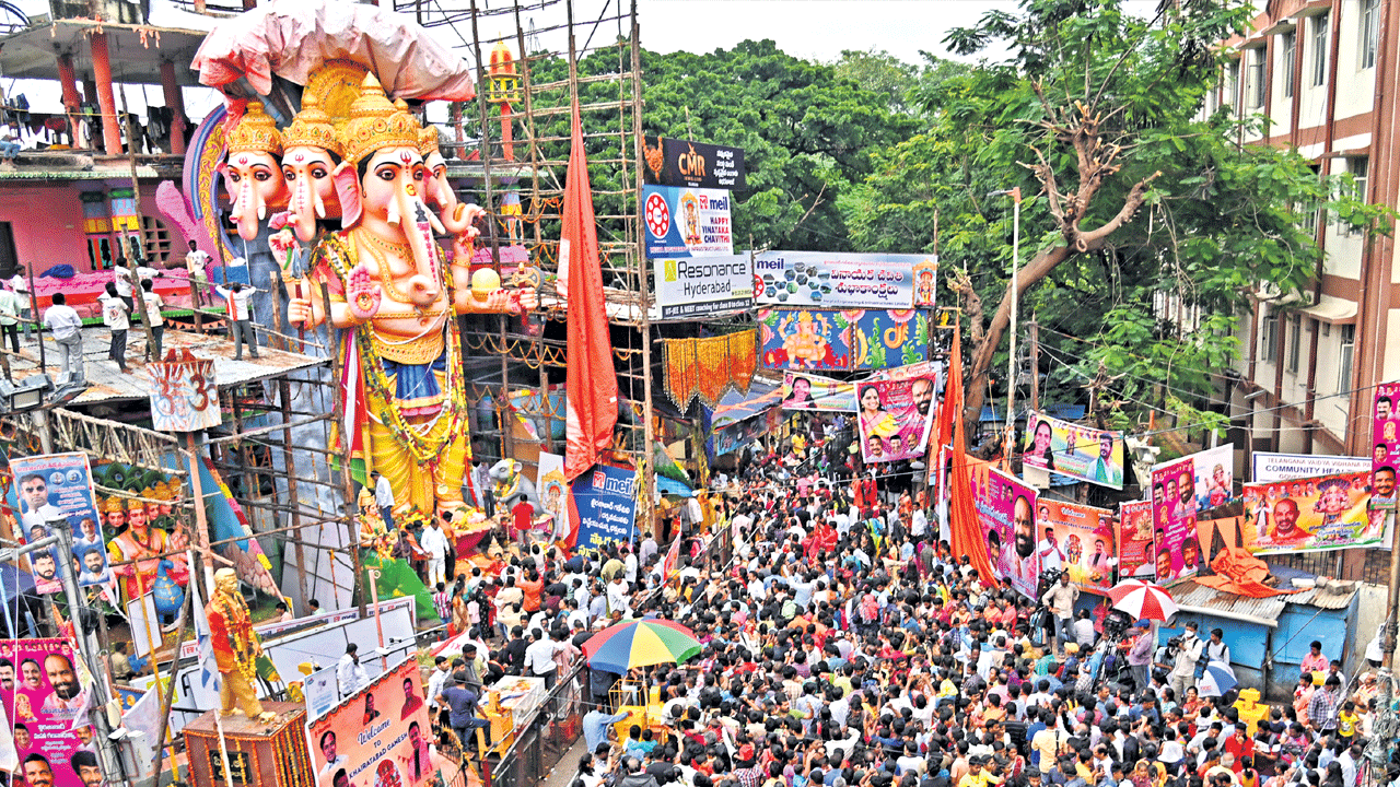 మరికాసేపట్లో ఖైరతాబాద్‌ గణనాథుని శోభాయాత్ర ప్రారంభం