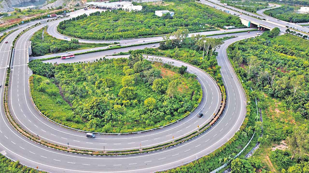 ఔటర్‌ చుట్టూ.. పచ్చతోరణం