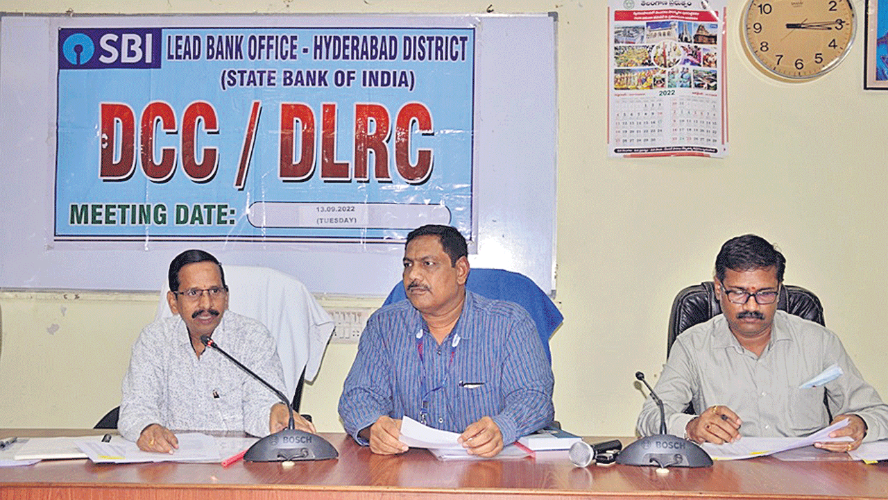 ప్రభుత్వ లబ్ధిదారులకు రుణాల్లో జాప్యం వద్దు