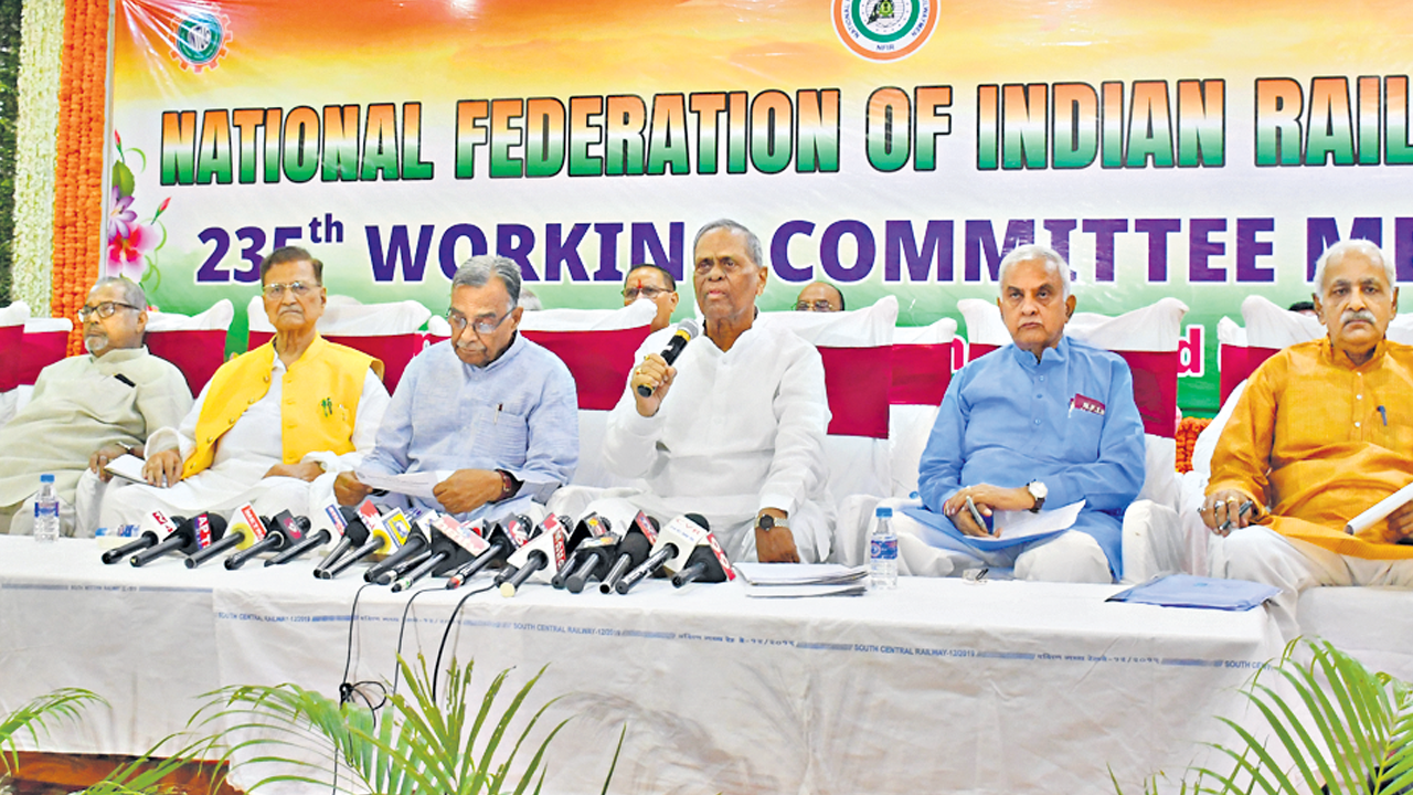 రైల్వే కార్మికుల సమస్యలను పరిష్కరించాలి