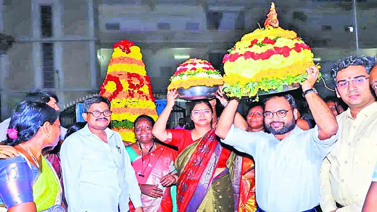 బతుకమ్మ.. బతుకమ్మ ఉయ్యాలో..