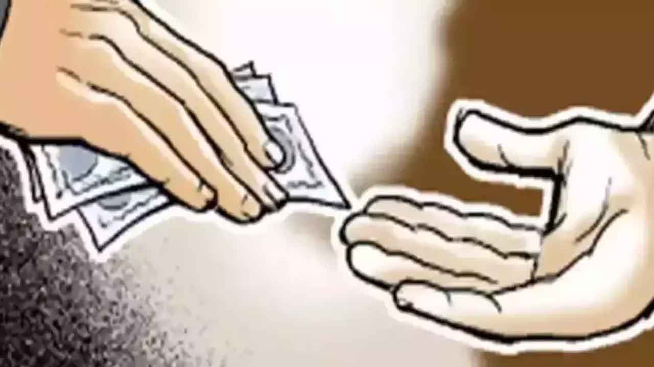 లంచం తీసుకుంటూ ఏసీబీకి చిక్కిన ఎస్ఐ