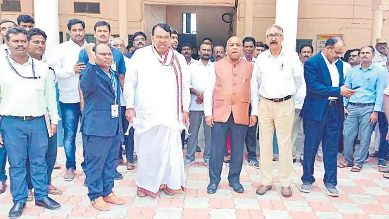 బాన్సువాడ డిగ్రీ కళాశాలలో న్యాక్‌ బృందం