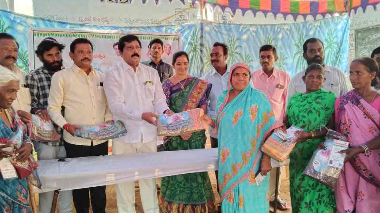 ఆడబిడ్డలకు ప్రభుత్వ కానుక బతుకమ్మ చీరెలు