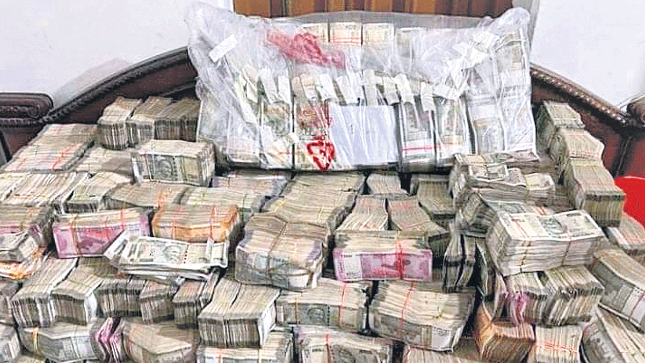 గేమింగ్‌ యాప్‌ ప్రమోటర్ల వద్ద నోట్ల కట్టలు