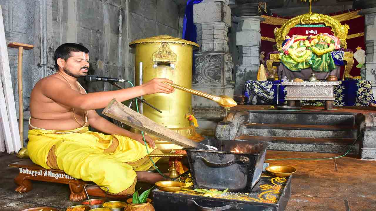 లక్ష్మీ నారసింహుడికి సుప్రభాత సేవ