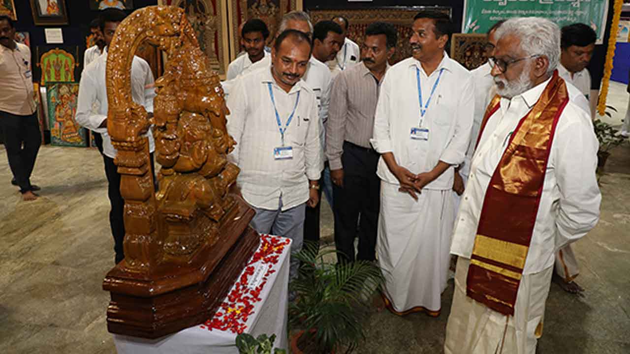 సాలకట్ల బ్రహ్మోత్సవాల్లో భక్తులను ఆకట్టుకుంటున్న ప్రదర్శనశాలలు