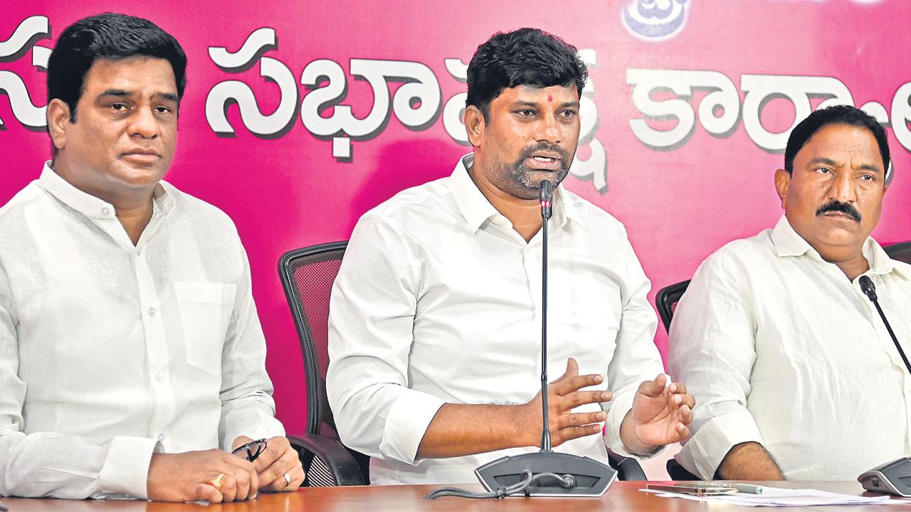 మీరు అమ్ముతుంటే..మేం నిలబెడుతున్నం