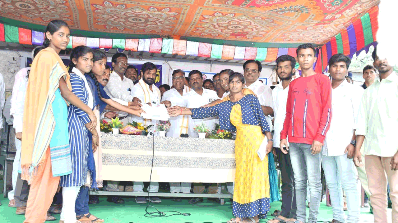 కష్టపడి జీవితంలో స్థిరపడాలి