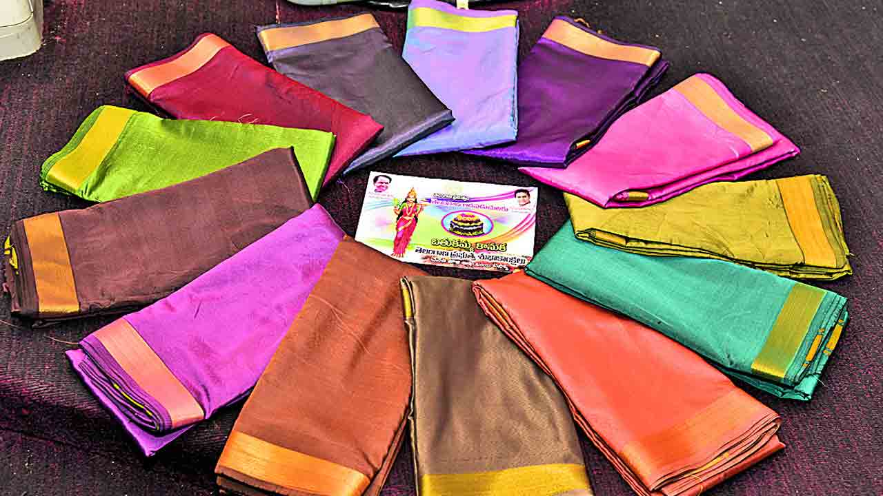 సద్దుల పండుగకు చీరెల పంపిణీ