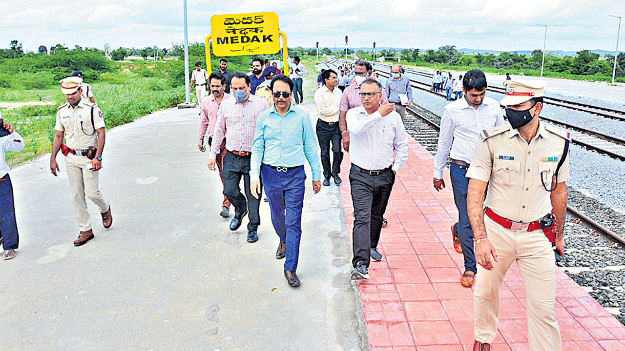 త్వరలో మెదక్కు రెండు ప్యాసింజర్ రైళ్లు