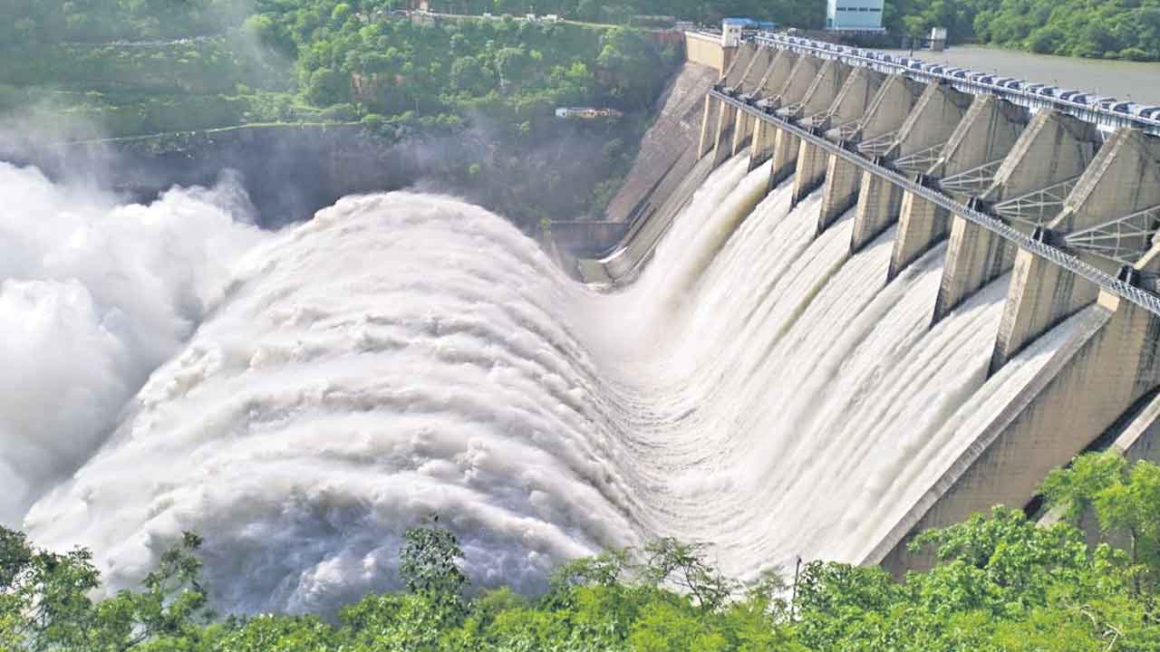 ఉరకలేస్తున్న కృష్ణమ్మ