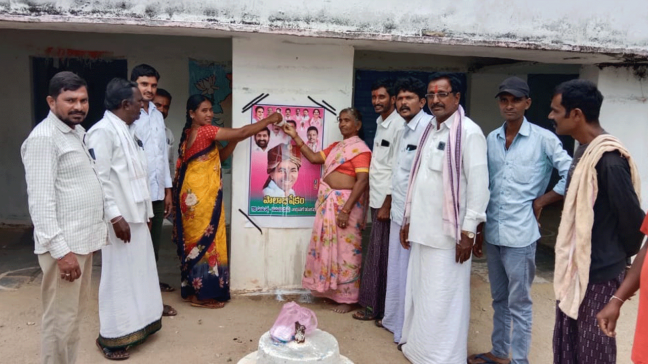 గిరిజన బాంధవుడు సీఎం కేసీఆర్‌