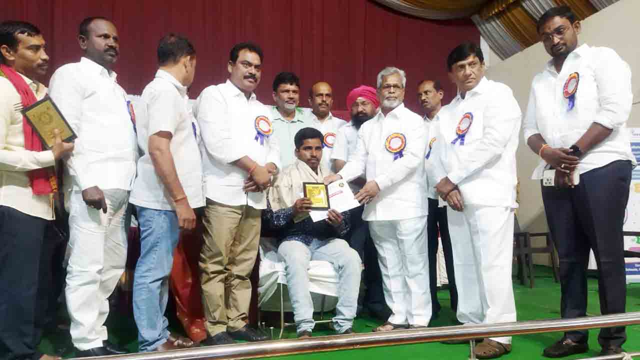 ప్రైవేట్‌ టీచర్ల సంక్షేమానికి పార్లమెంట్‌లో చట్టం చేయాలి 