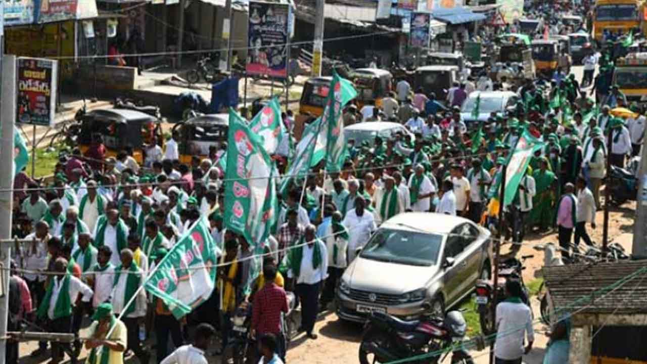 మహాపాదయాత్ర రైతులను అదుపులోకి తీసుకున్న పోలీసులు