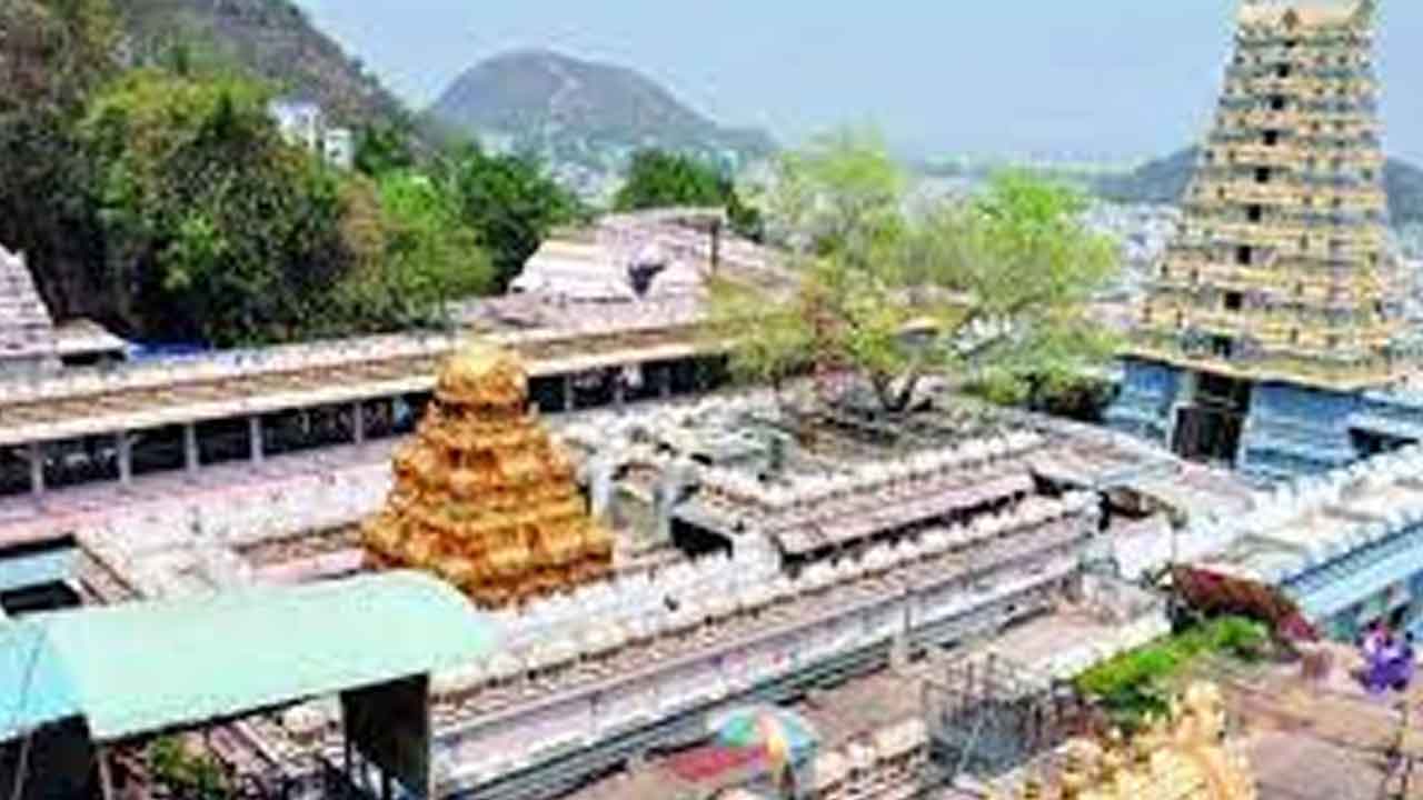 దుర్గమ్మ సన్నిధిలో విషాదం..హైదరాబాద్ భక్తుడు మృతి