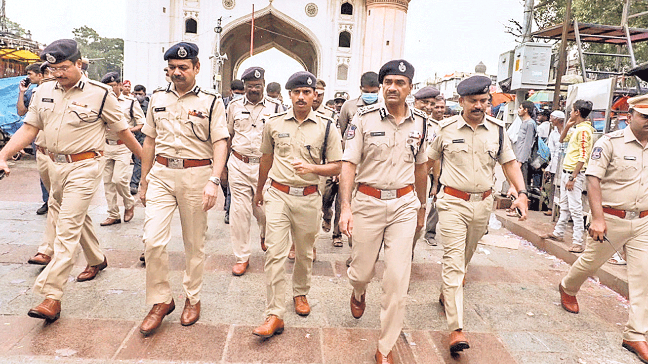 అడుగడుగునా భద్రత