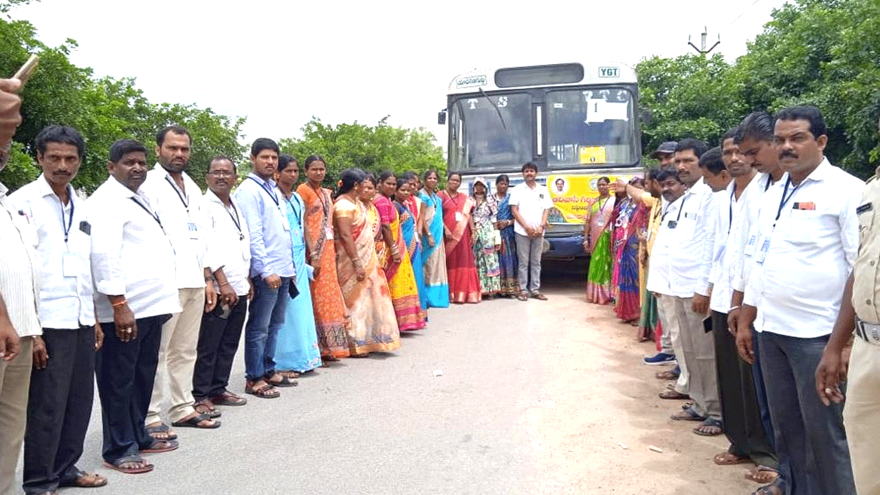 హైదరాబాద్‌కు తరలిన గిరిజనులు