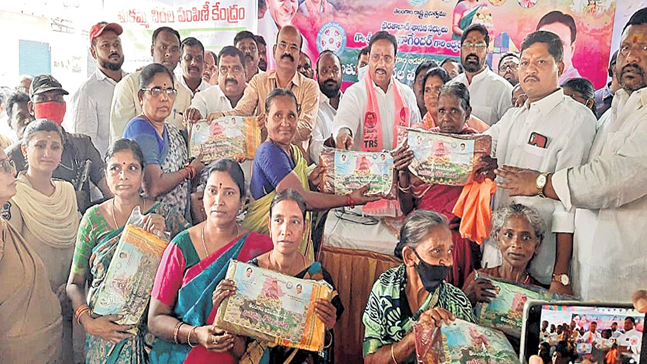 ఆడపడుచులకు.. సర్కార్‌ సారె