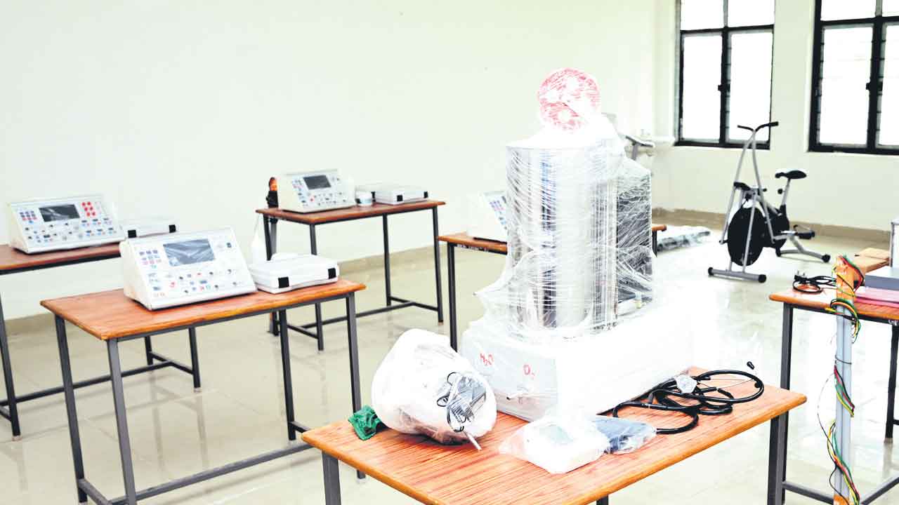 చూస్తే షెడ్లు కండ్లు చెదిరే వసతులు