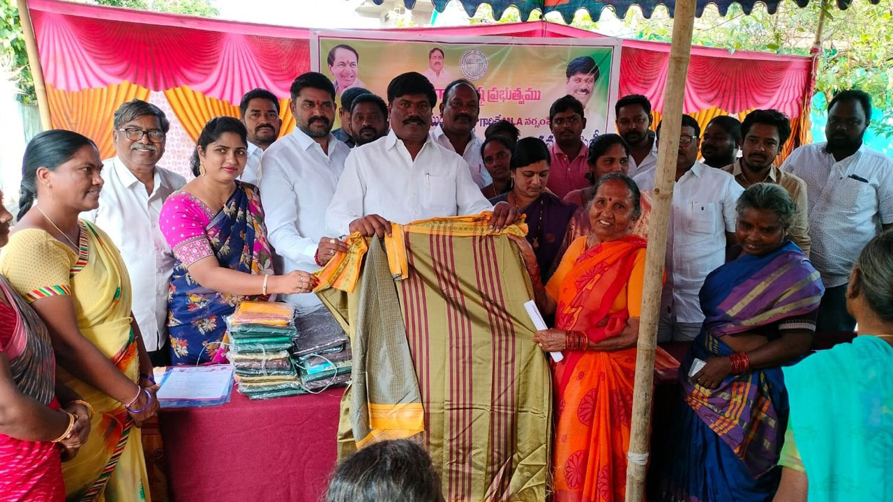 ఆడబిడ్డలకు ప్రభుత్వ కానుక బతుకమ్మ చీర