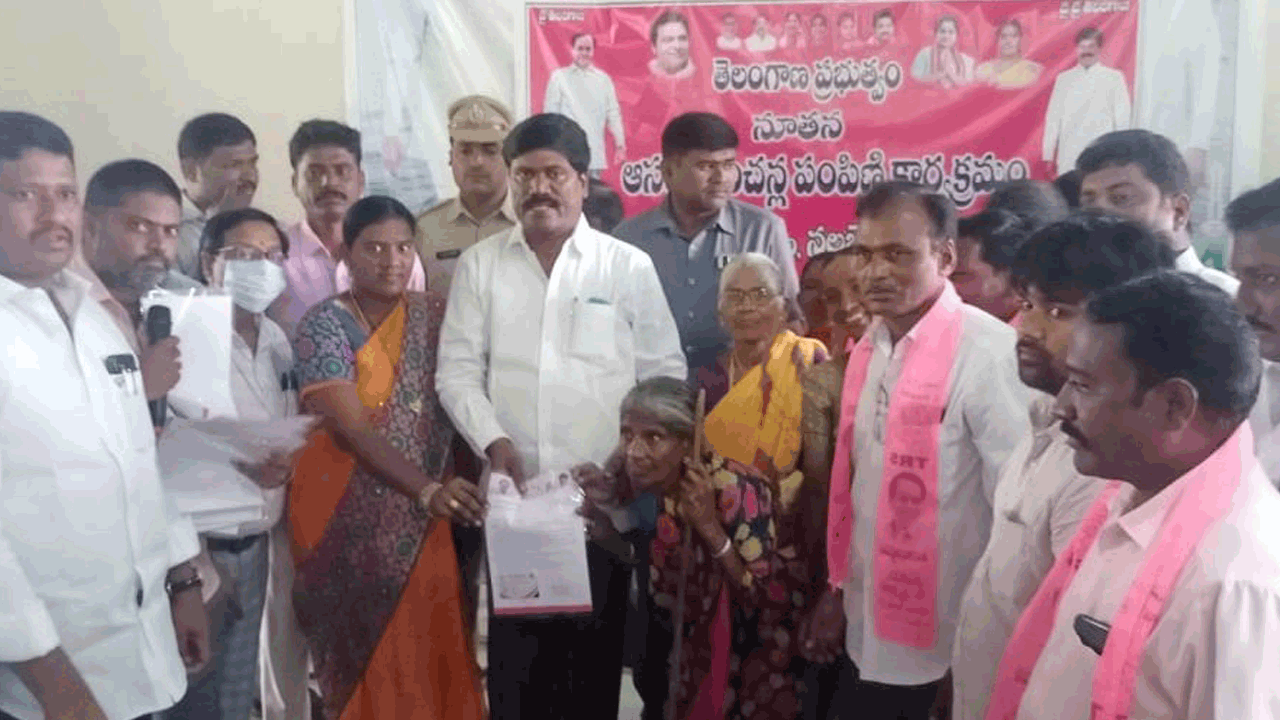 పింఛన్లతో పేదలకు భరోసా