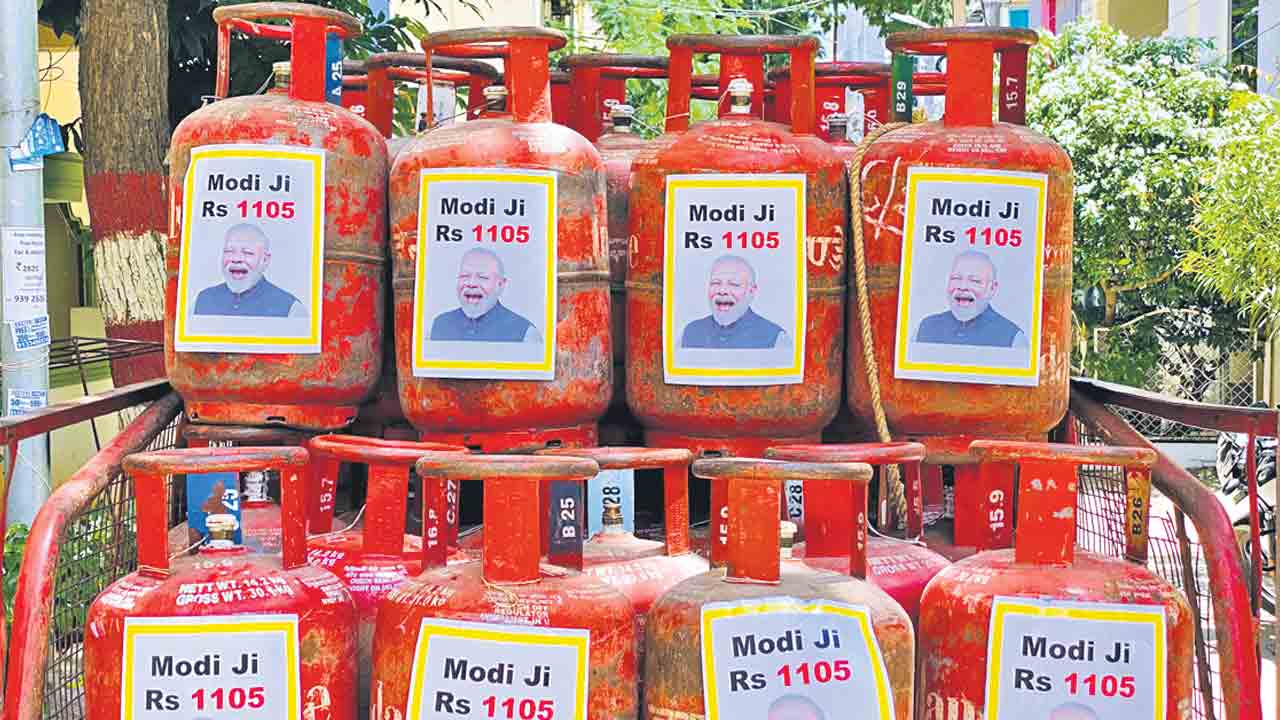 సిలిం‘డర్‌’ మోదీ!