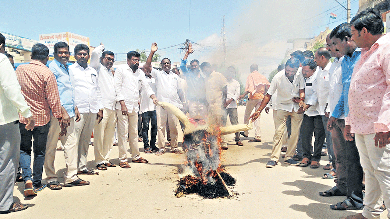 దుబ్బాక ఎమ్మెల్యేపై భగ్గుమన్న దళితులు