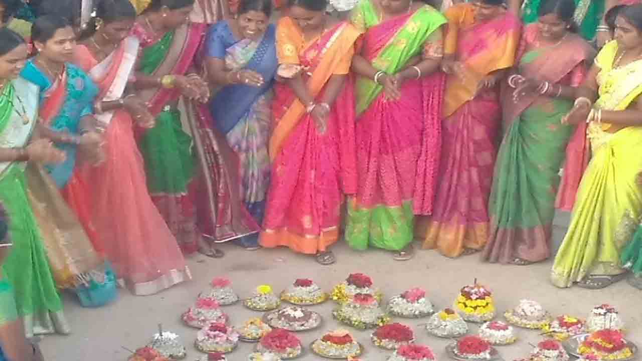 ఘనంగా బతుకమ్మ సంబురాలు