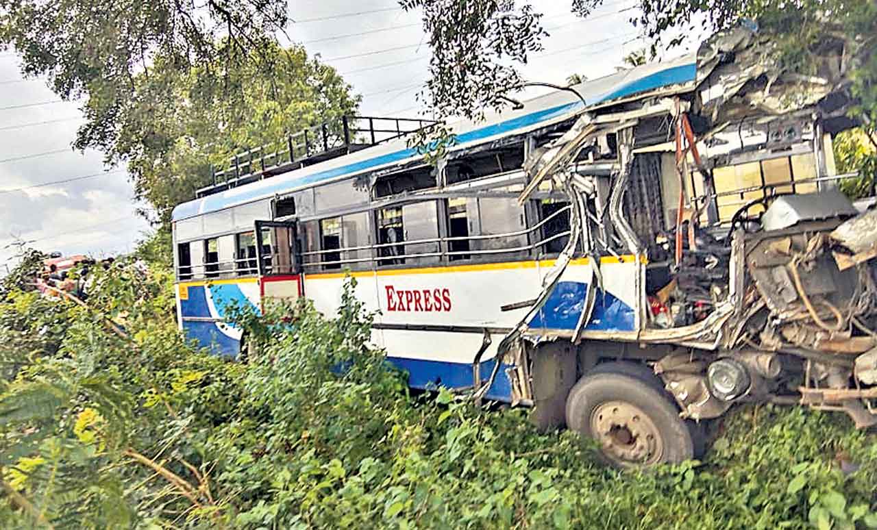 జాతీయ రహదారిపై రోడ్డు ప్రమాదం