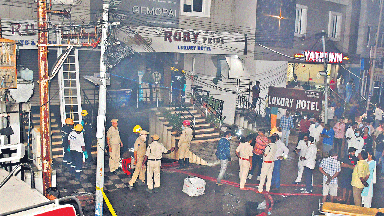 ఎలక్ట్రిక్‌ బైక్‌ షోరూమ్‌లో మంటలు