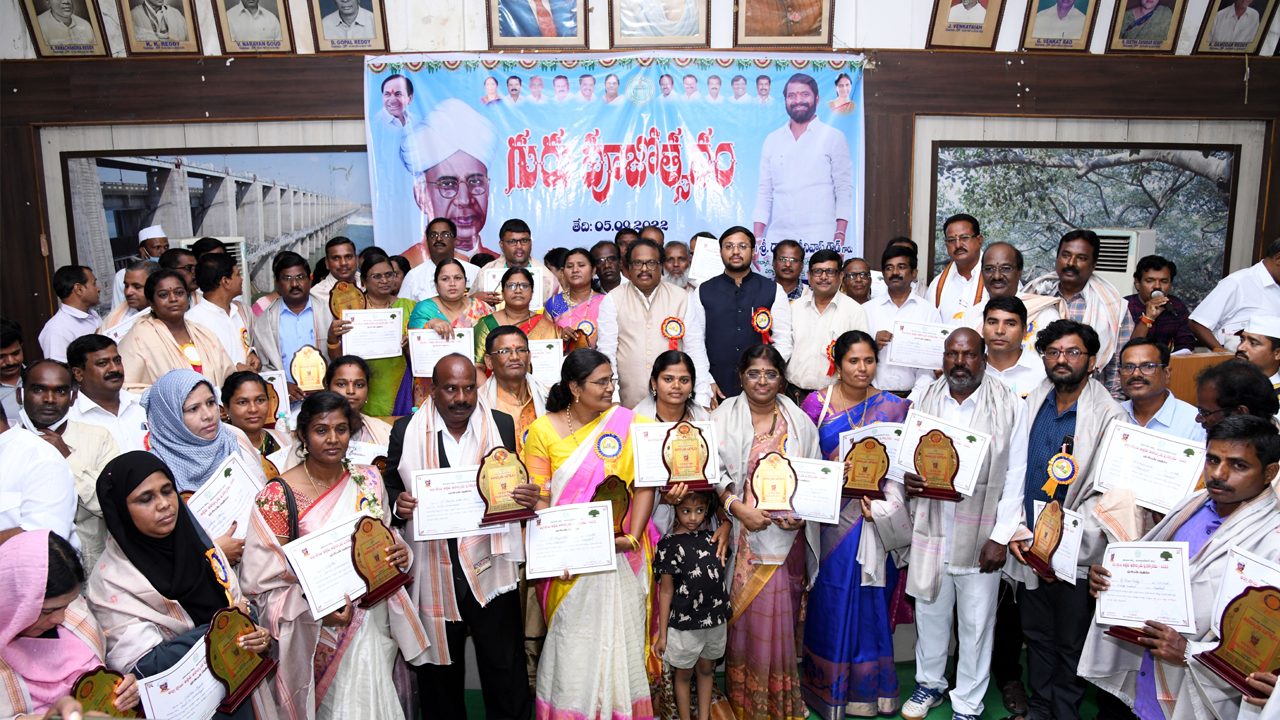 నవసమాజ నిర్మాతలు ఉపాధ్యాయులు