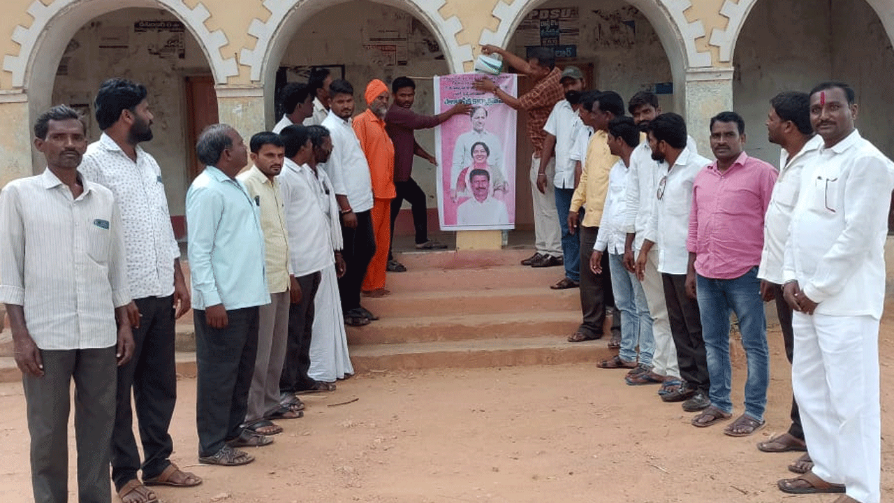 సీఎం కేసీఆర్‌ చిత్రపటానికి క్షీరాభిషేకం