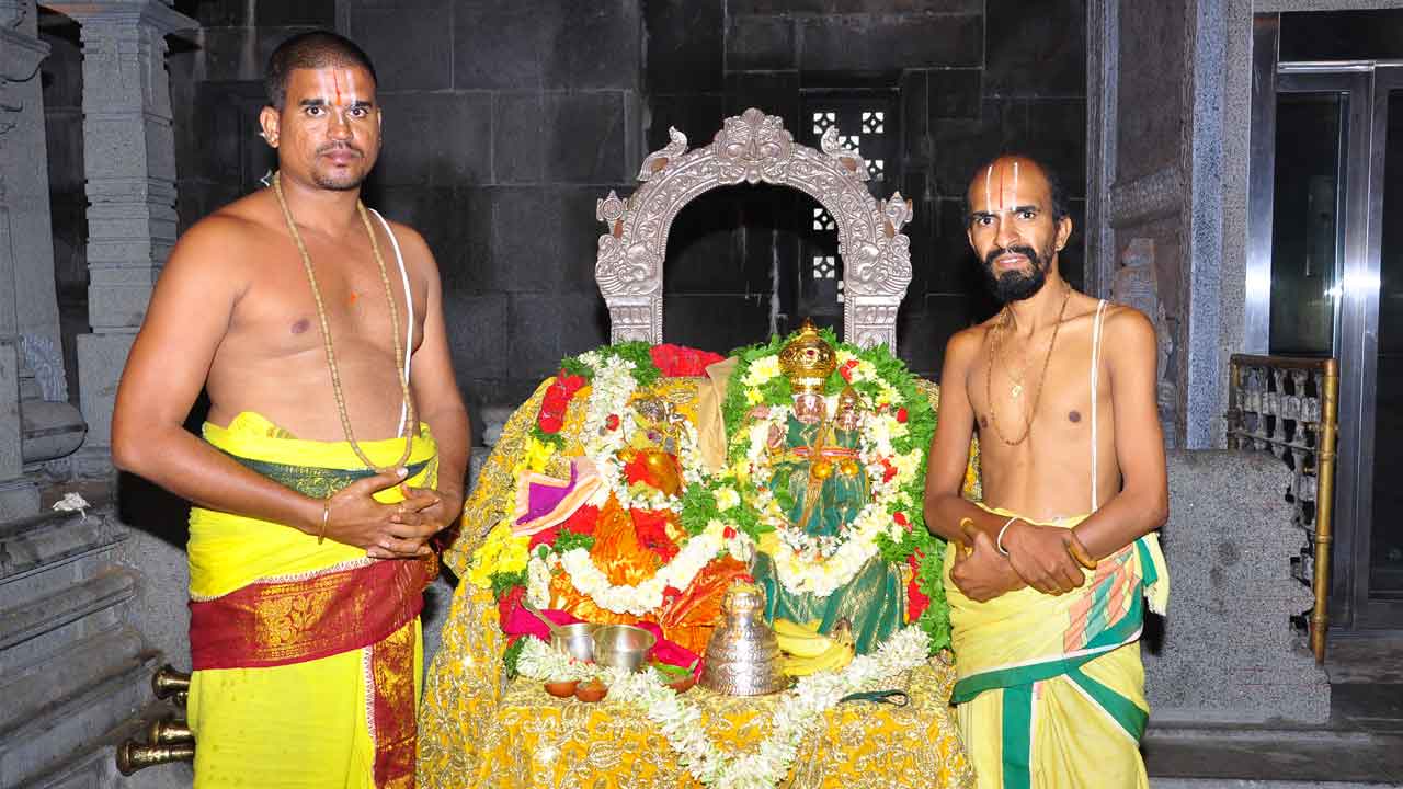 యాదాద్రిలో వైభవంగా నిత్యారాధనలు