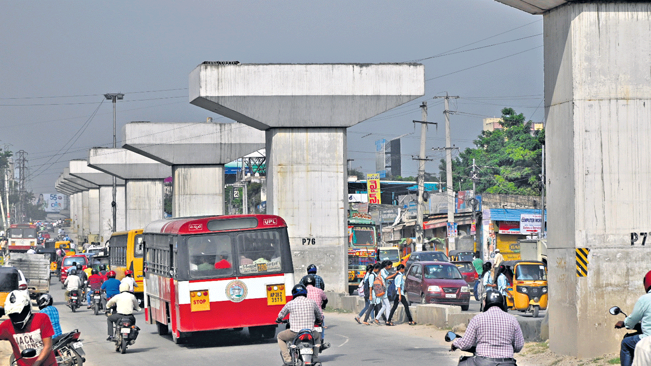 ఉప్పల్‌ ఫ్లైఓవర్‌ ఆపసోపాలు!