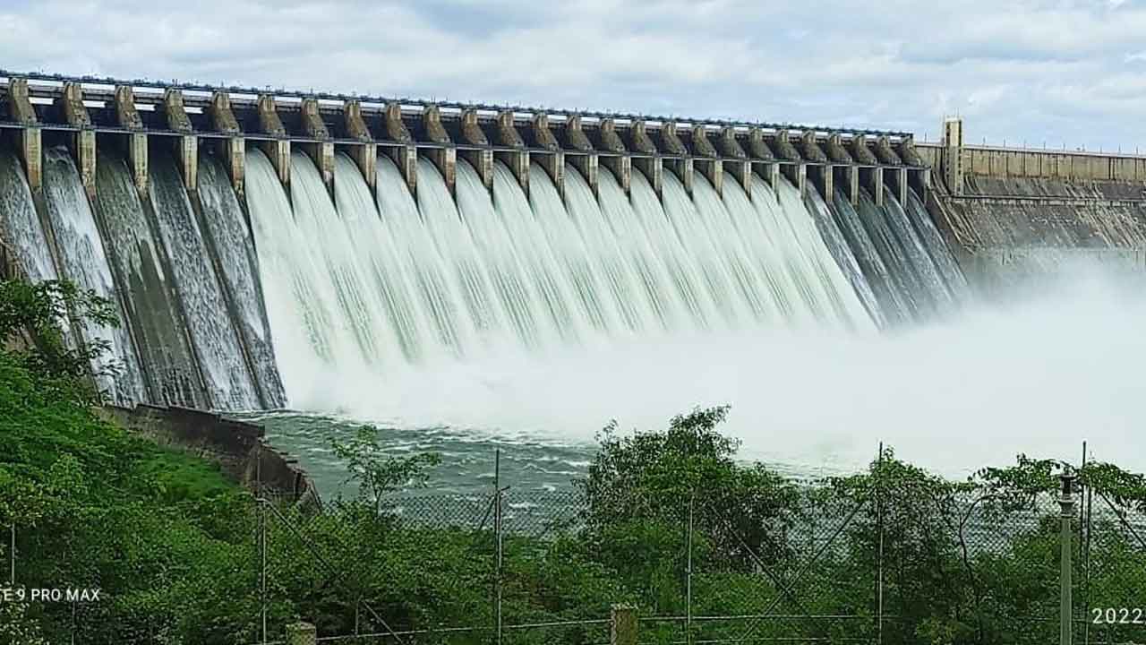 16 క్రస్ట్‌ గేట్ల ద్వారా సాగర్‌ నీటి విడుదల