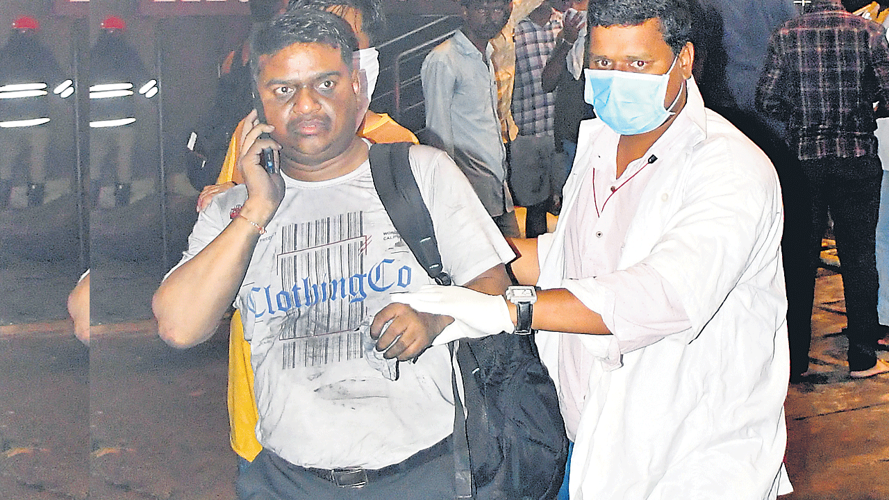 చార్జింగ్‌ పెట్టారు.. మంటలు రేగాయి