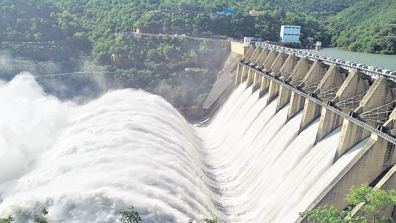 శ్రీశైలానికి 3.51 లక్షల క్యూసెక్కులు