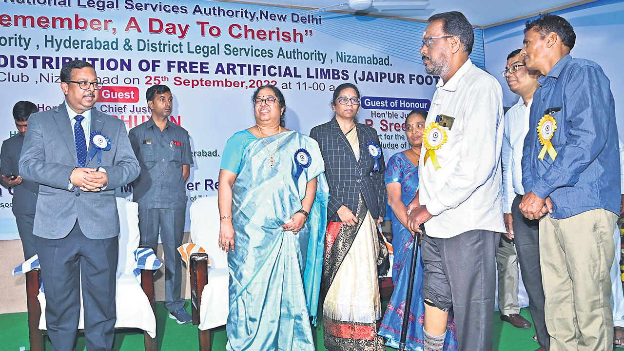 సామాజిక మార్పు కోసం కృషి