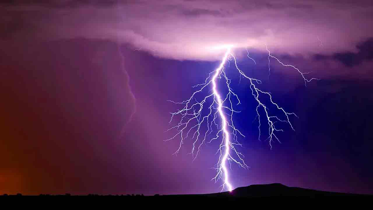 పిడుగుపాటుకు ఇద్దరు మృతి