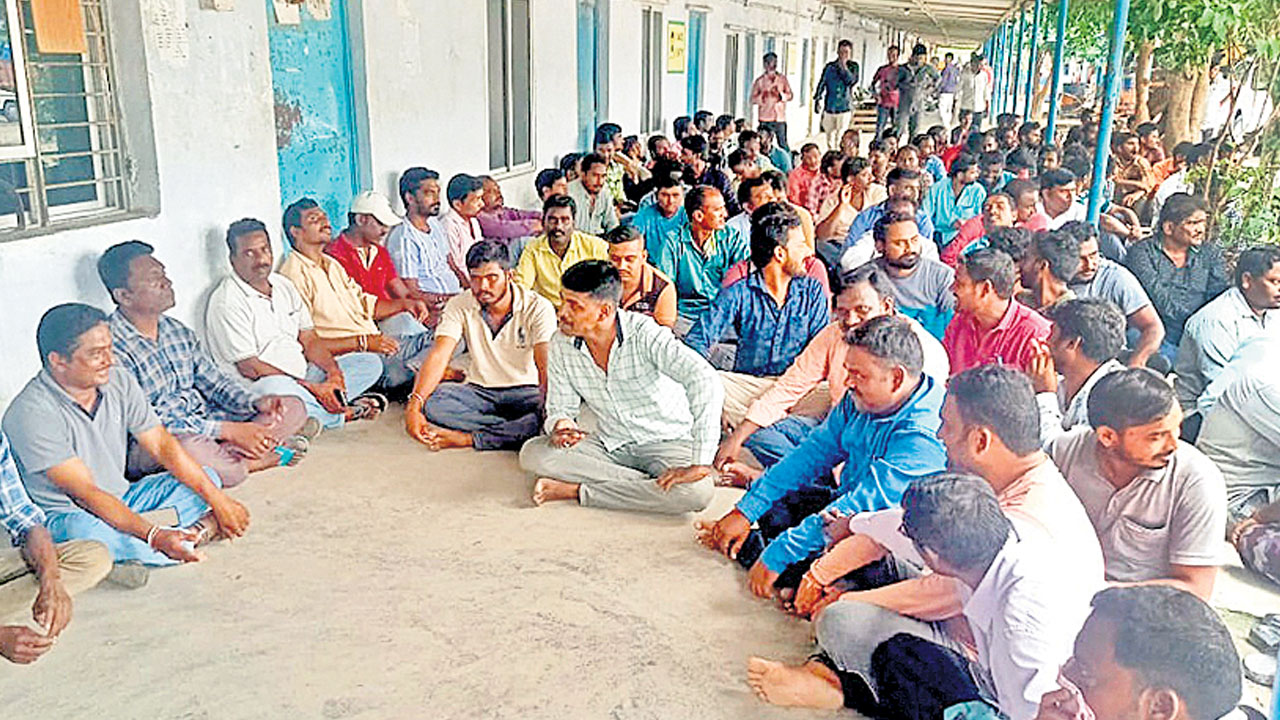 కోమటిరెడ్డి కంపెనీలో కార్మికుల ధర్నా